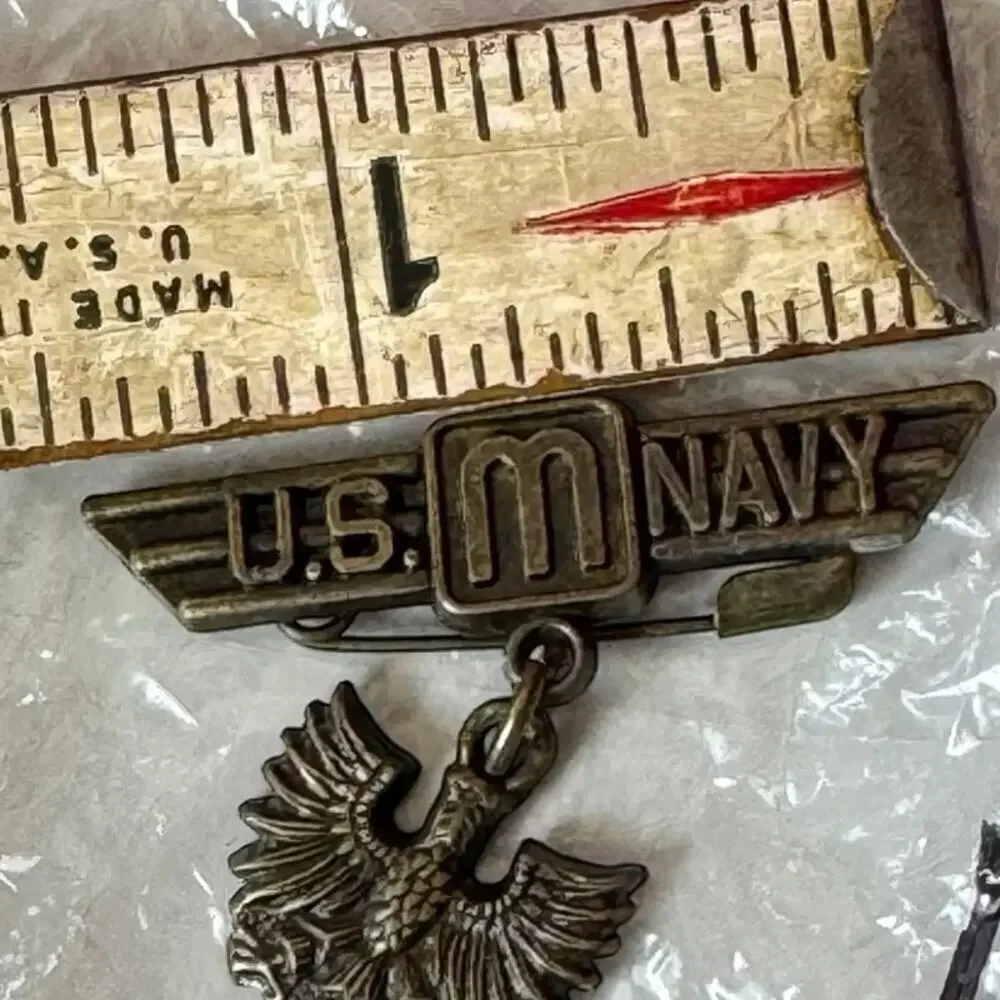 US M Navy Pin Badge WWII Merchant Navy Medal Eagle Symbol 1940s Bronze Color